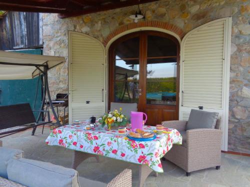 een tafel met een bord eten op een patio bij Il Casale del Nonno in Capannori