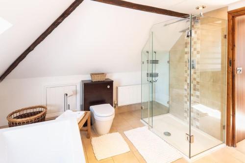 uma casa de banho com um chuveiro e um WC. em Barn Conversion in North Petherton em Bridgwater