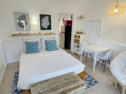 1 dormitorio con 1 cama grande y cocina en Cabana Tropical - Garden Studio with Private Hot Tub, en St Pete Beach