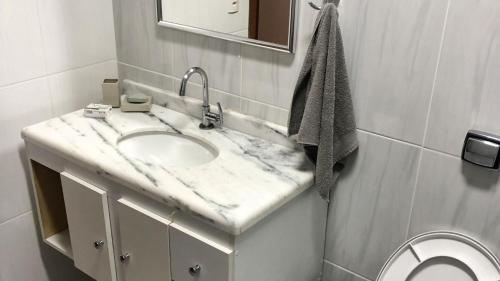 a bathroom with a sink and a toilet at Casa de Campo com Piscina e Churrasqueira in Quadra