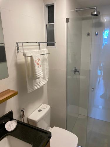 e bagno con servizi igienici e doccia in vetro. di RN STUDIOs PREMIUM a Maceió