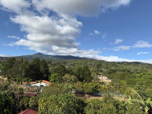 a view of a mountain with trees and houses at Casa Bella Vista Hermosa casa entre las Montanas piso 2 in Birrí