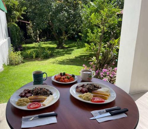 una mesa con dos platos de comida. en Hermosa casa entre las Montañas- piso 2 en Birrí