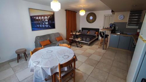 un salon avec une table et une cuisine dans l'établissement Le Ptit'Isle, à LʼIsle-sur-la-Sorgue
