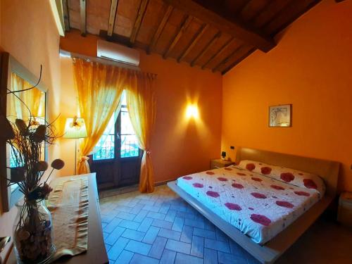 een slaapkamer met een bed en een raam bij Il Casale del Nonno in Capannori