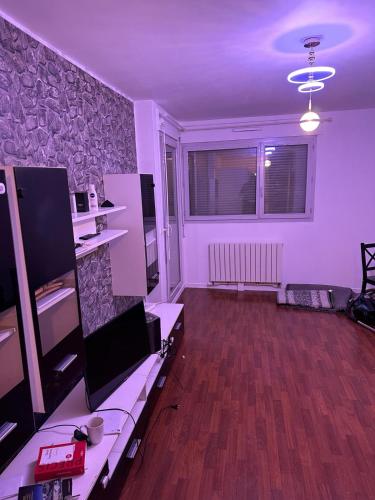 - un salon vide revêtu de parquet dans l'établissement studio, à Saint-Denis