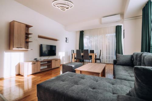 uma sala de estar com um sofá e uma mesa em Darki Apartments 2 - Very Central Stay With Free Parking em Ohrid