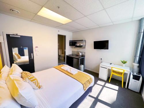 a hotel room with a bed and a kitchen at Wellington Hotel in Wellington
