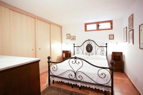 a bedroom with a black and white bed at Villa Pedra Moro in Alghero