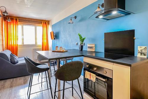 Kuchyňa alebo kuchynka v ubytovaní Alpin Mimosa 5 min vieille ville