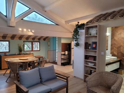 un salon avec un canapé et une table dans l'établissement Le Patio, à Montbazin