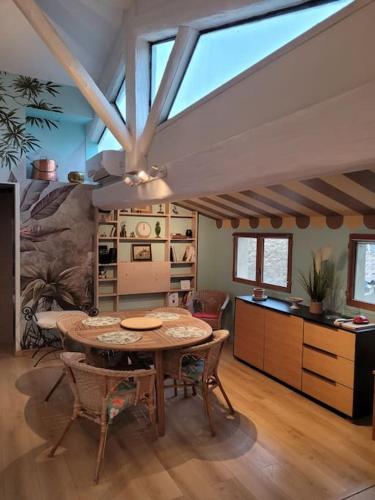 une salle à manger avec une table et une cuisine dans l'établissement Le Patio, à Montbazin