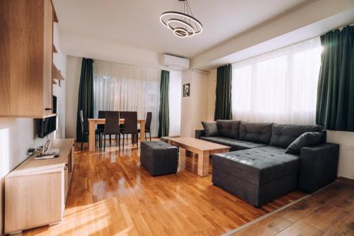 ein Wohnzimmer mit einem Sofa und einem Tisch in der Unterkunft Darki Apartments 2 - Very Central Stay With Free Parking in Ohrid