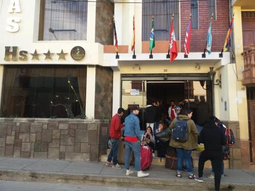 grupa ludzi stojących przed budynkiem w obiekcie Retamas Hotel EIRL w mieście Cajamarca