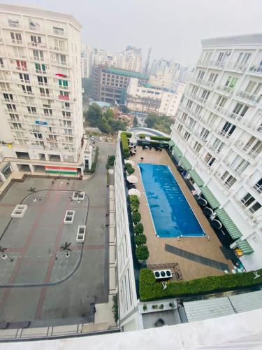 uma vista para uma piscina numa cidade com edifícios em DLF Royal Stay em Lucknow