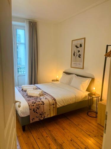 une chambre avec un lit et une fenêtre dans l'établissement Cosy 2 bedrooms apartment close to Nancy thermal, à Nancy