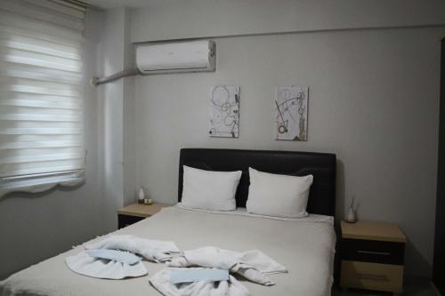 1 dormitorio con 1 cama con toallas en ERKUL OLD CITY, en Estambul
