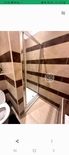 een badkamer met een douche en een toilet bij Kendras home in Manchester