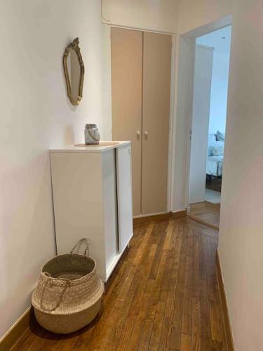 une pièce avec une pièce avec un miroir et un panier dans l'établissement Beautiful apartment with views & perfect for Olympic Games, à Asnières-sur-Seine
