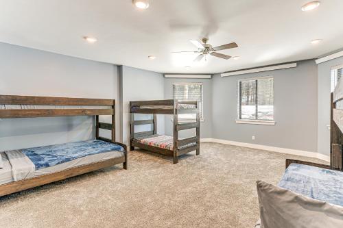sypialnia z 2 łóżkami piętrowymi i wentylatorem sufitowym w obiekcie Star Valley Ranch Vacation Rental with Resort Perks! w mieście Thayne