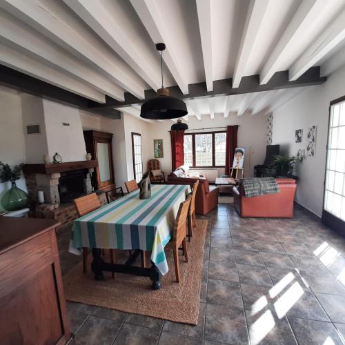 un salon avec une table et un canapé dans l'établissement Maison landaise, à Josse