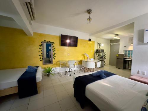 Habitación de hotel con 2 camas y cocina en Suites Brisa Marina - Playa Regatas y Malecón, en Veracruz