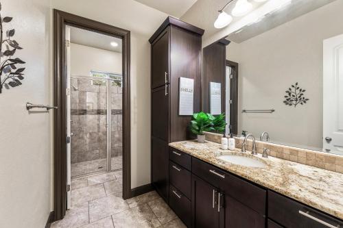 Ένα μπάνιο στο 4 minutes from Canyon Lake with Jacuzzi, BBQ, Firepit, 1GbpWifi, and More