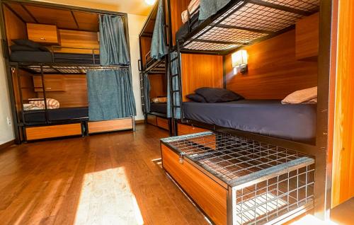 Łóżko lub łóżka piętrowe w pokoju w obiekcie ITH San Diego Adventure Hostel