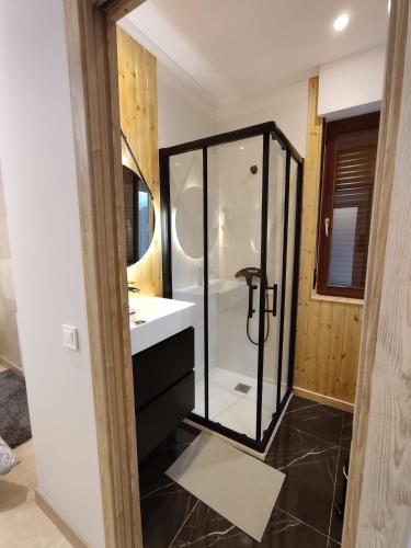 a bathroom with a shower and a white sink at HABITACION CON HERMOSAS VISTAS A BILBAO in Bilbao