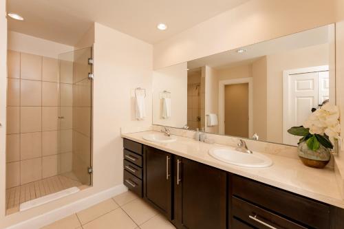 a bathroom with two sinks and a shower at Coco Breeze Pacific in Coco