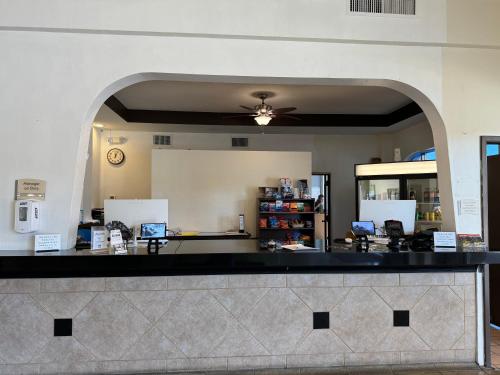 um lobby com um balcão numa loja em Hotel Americana em Nogales