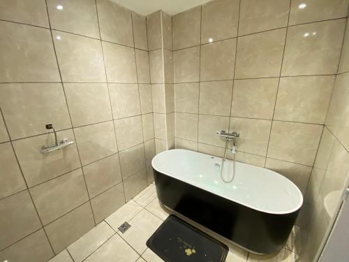 Chambre spacieuse élégante في بوفيه: حمام فيه مغسلة ومرحاض