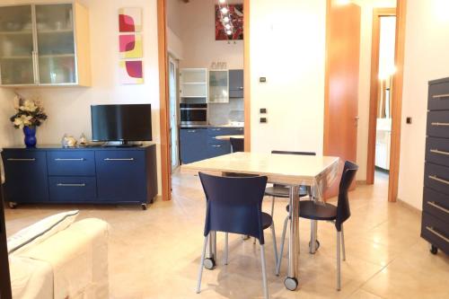 cocina y sala de estar con mesa y sillas en MiMa mare e centro en Milano Marittima