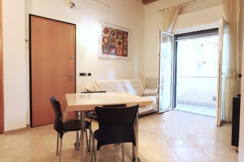 un comedor con mesa y sillas y un dormitorio en MiMa mare e centro en Milano Marittima