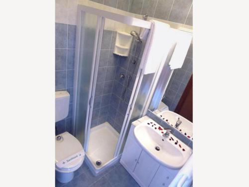 ein Bad mit einem Waschbecken und einem WC in der Unterkunft Comfortable flat in a excellent location - Beahost in Bibione