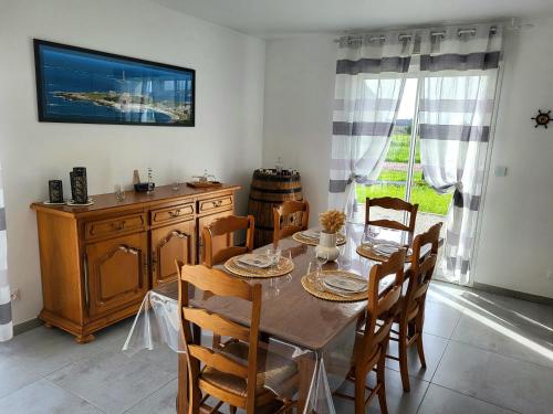 Gallery image of L'Aloé, une jolie maison de bord de mer in Créances
