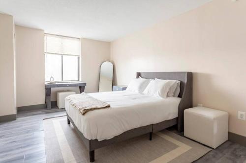 מיטה או מיטות בחדר ב-Hartford Sky Bushnell Park Stylish Condo