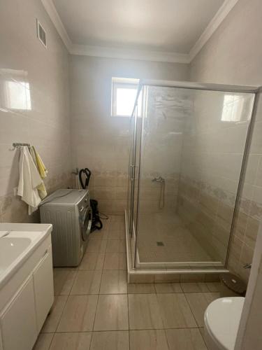 ein Bad mit einer Dusche, einem WC und einem Waschbecken in der Unterkunft Guest house with mountain view 