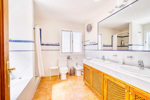 エステポナにある1106 Marbella Large Family Villaのバスルーム(洗面台、トイレ、バスタブ付)