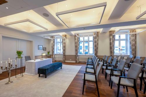 een grote kamer met een witte tafel en stoelen bij Hotel Anklamer Hof, BW Signature Collection in Anklam