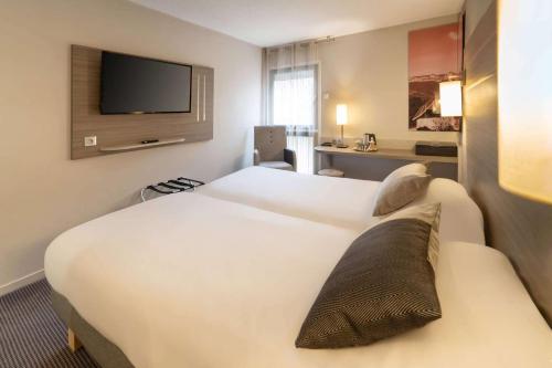 Postel nebo postele na pokoji v ubytování Best Western Voiron Centre