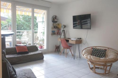 ein Wohnzimmer mit einem Sofa und einem Stuhl in der Unterkunft Bel & grand appart proche Paris, aéroport CDG, Parc Expos in Livry-Gargan