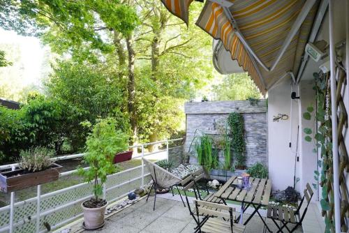 eine Terrasse mit einem Tisch und Stühlen auf dem Balkon in der Unterkunft Bel & grand appart proche Paris, aéroport CDG, Parc Expos in Livry-Gargan