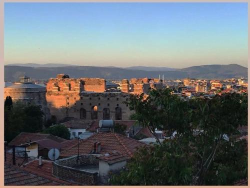 vista sulla città al tramonto con edifici di Greek House with Terrace - Bachman Hause a Bergama