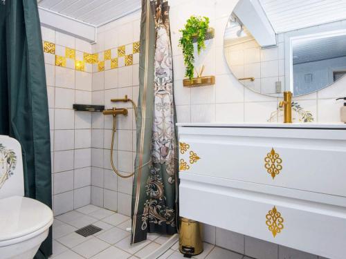 ein Bad mit einer Dusche und einem WC in der Unterkunft Holiday home Skærbæk in Skærbæk