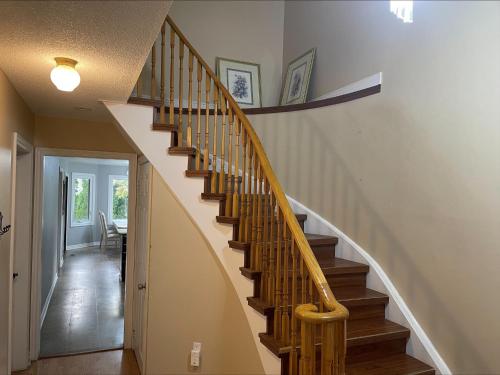Imagen de la galería de Fast internet free parking laundry and cooking nice home, en Barrie