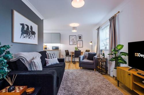 a living room with a couch and a tv at NEW! Stylish 1-Bed Flat in Crewe by 53 Degrees Property - Ideal for Business & Professionals - Sleeps 3! in Crewe