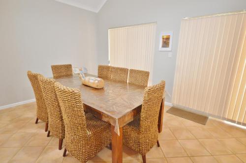 a dining room with a wooden table and chairs at Kalbarri Getaway - Kalbarri WA in Kalbarri
