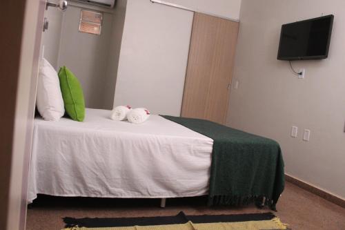 Una habitación de hotel con una cama con toallas. en Pousada Casa Mar Pajuçara en Maceió