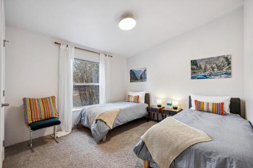 a bedroom with two beds and a window at Black Moose - Pet friendly - Trailer parking - Wood stove - Single level in McCall